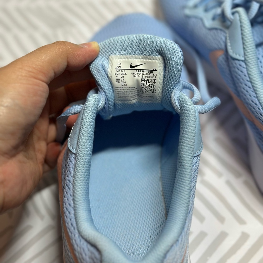 Nike Tanjun Shoe Youth size 6 Psychic Blue/Bleached Coral/White - Picture 4 of 6